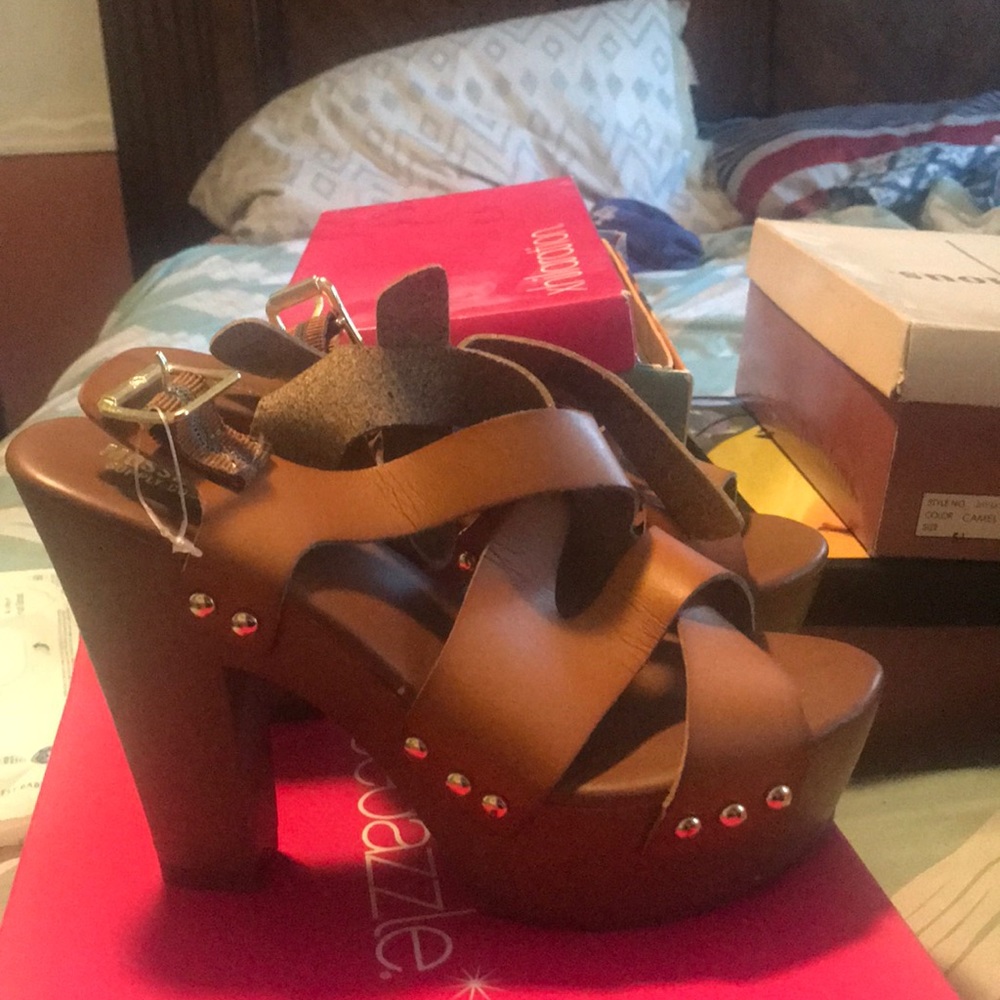 Woman’s tan platform size 6.5